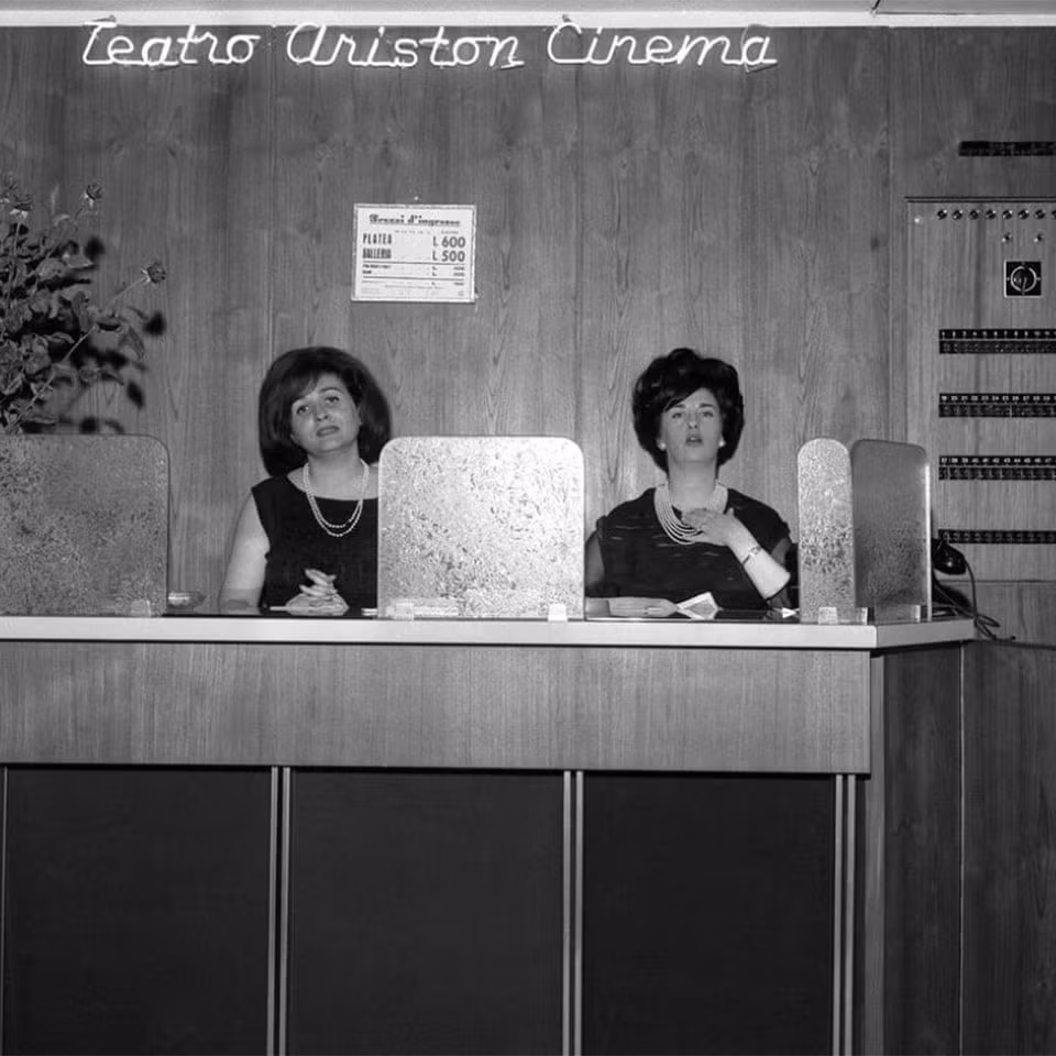 Foto antica di 2 ragazze alla biglietteria del cinema