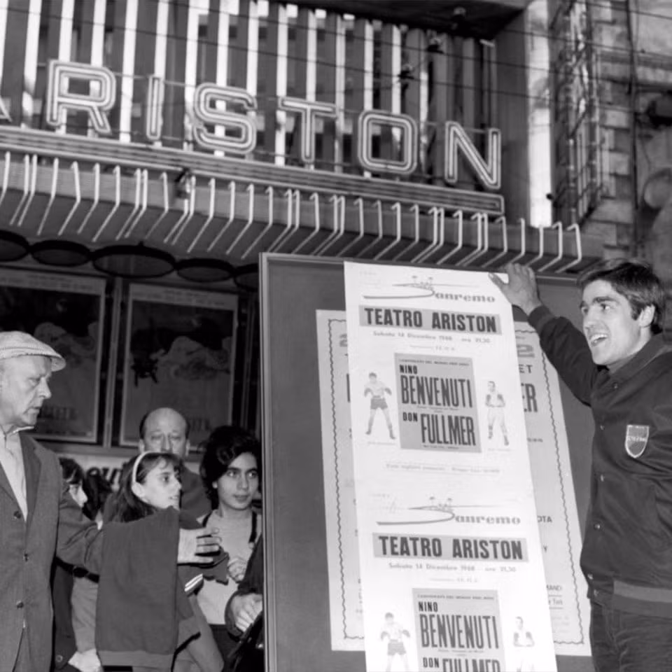 Foto antica di fronte al Teatro Ariston con persone all'ingresso